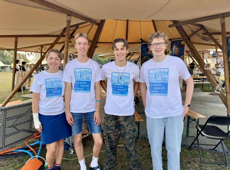 Ludvig (anden fra højre) sammen med andre elever fra Hovedstadens Kristne Gymnasium, der også var med IAS i Tharaka i Kenya i foråret