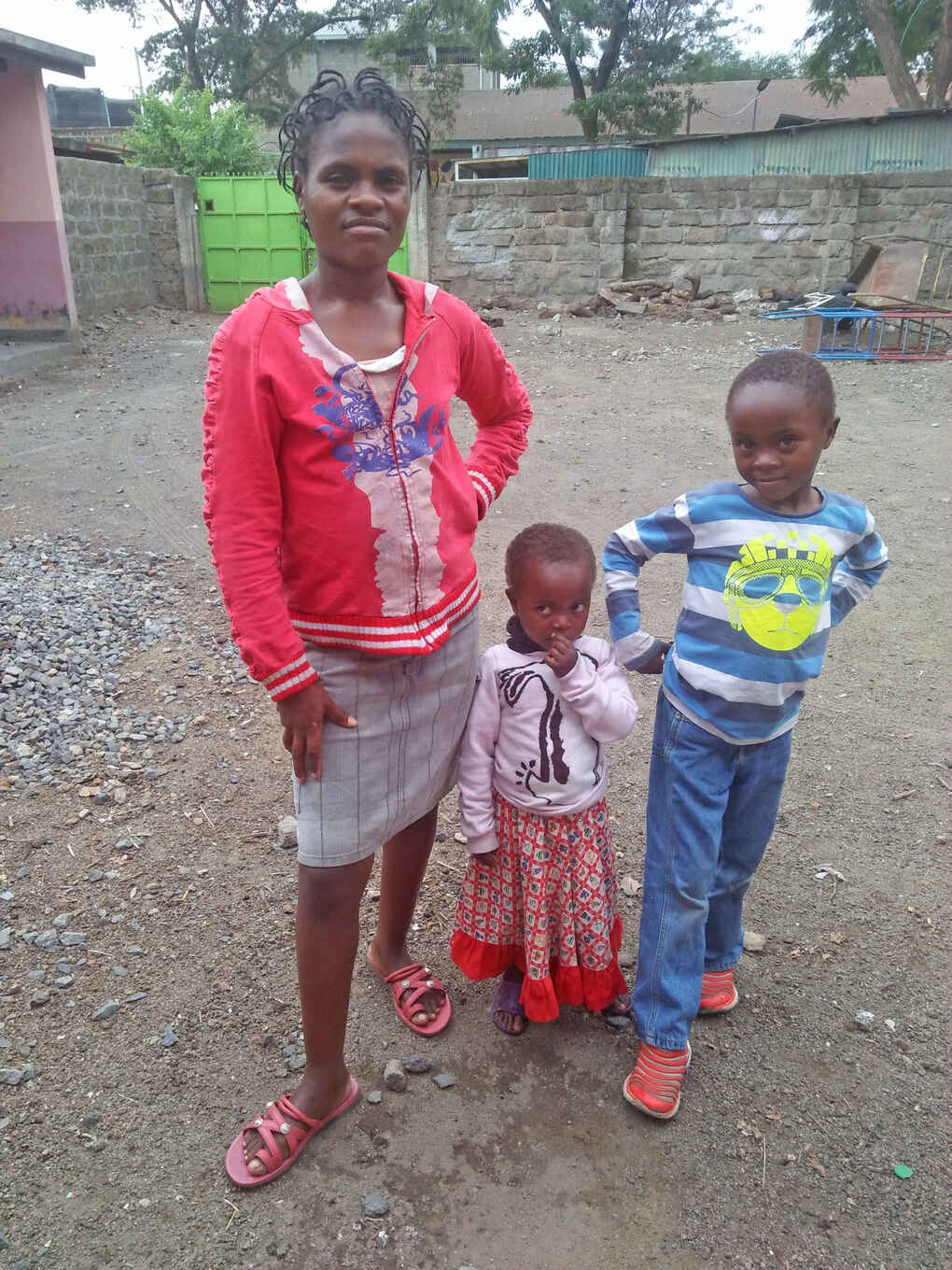 Stella Gakii og hendes to børn; Mary (4 år) og Dancan ( 6 år)