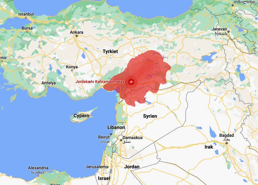 Jordskælvet fandt sted mellem de tyrkiske byer Gaziantep og Osmaniye - cirka 50 kilometer fra den syriske grænse. 