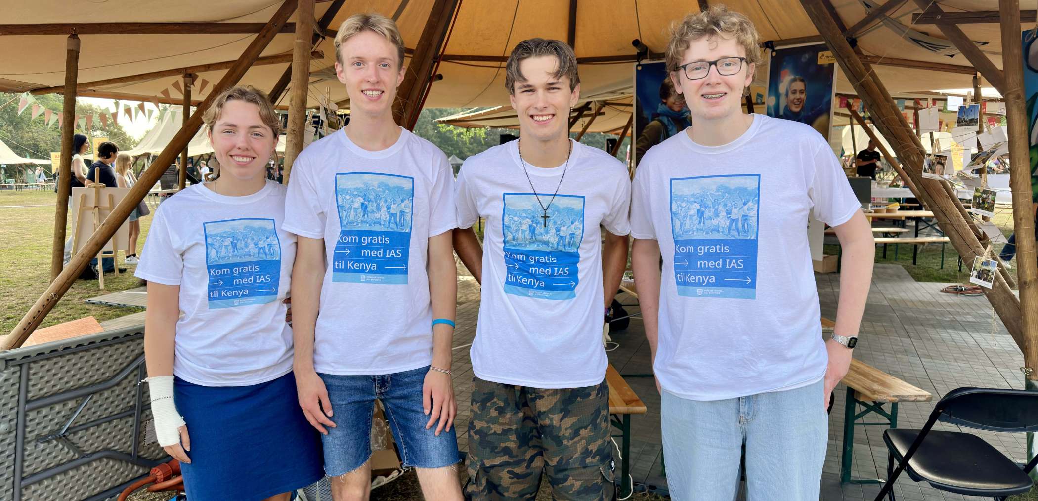 Ludvig (anden fra højre) sammen med andre elever fra Hovedstadens Kristne Gymnasium, der også var med IAS i Tharaka i Kenya i foråret